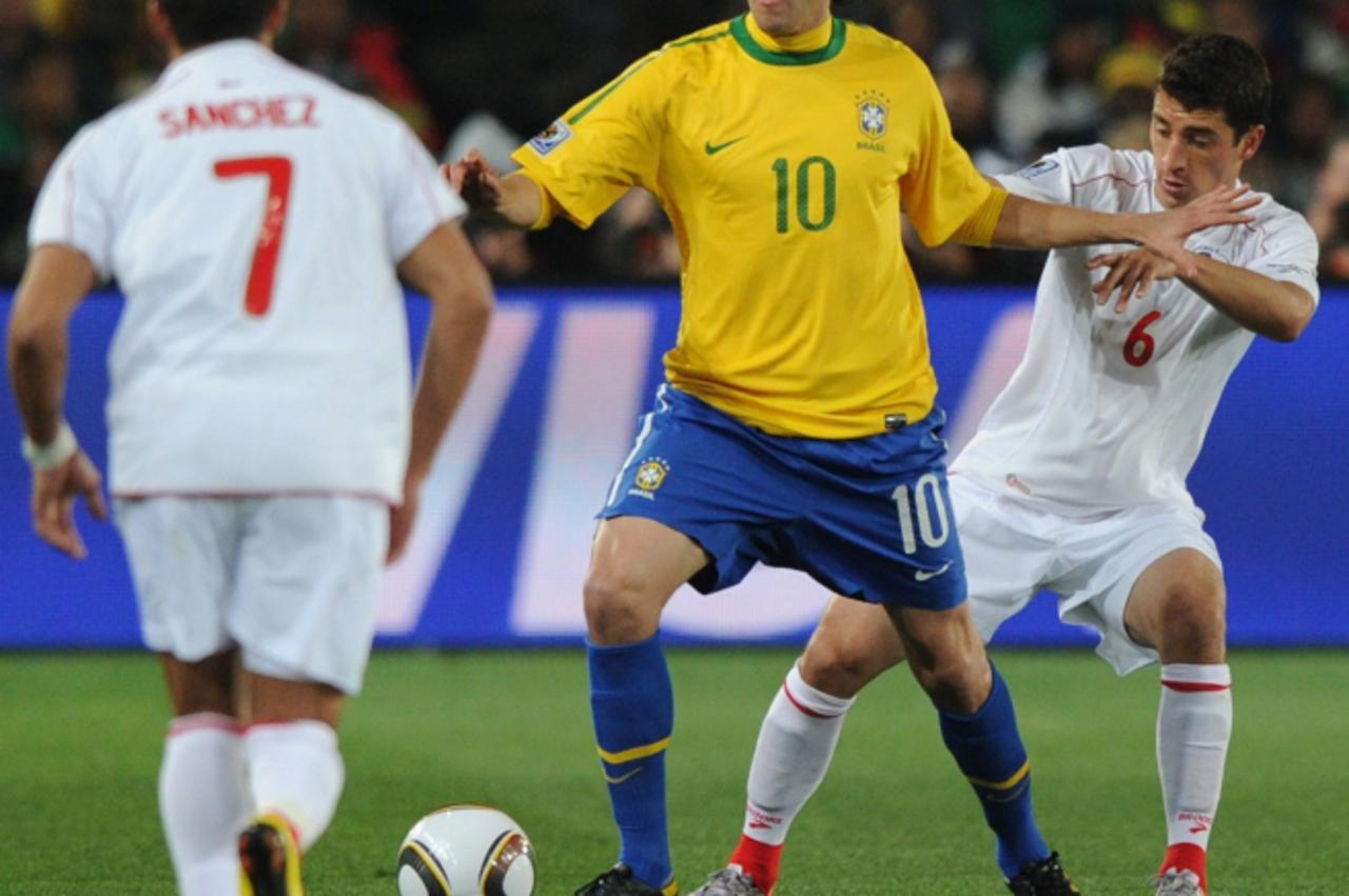 'Brazil\'s midfielder Kaka (C) fights for the ball with Chile\'s midfielder Carlos Carmona (back) and Chile\'s striker Alexis Sanchez  during the 2010 World Cup round of 16 football match Brazil versu