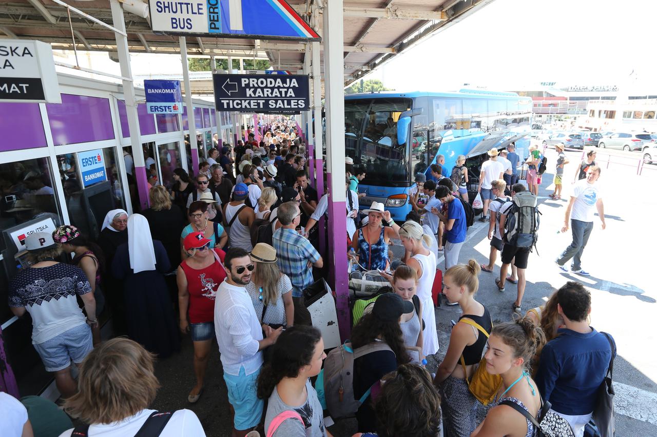 01.08.2015., Split - Pocetak kolovoza donio nastavak guzvi na splitskom prometnom cvoristu u gradskoj luci i pristupnim kolodvorima.   Photo: Ivo Cagalj/PIXSELL