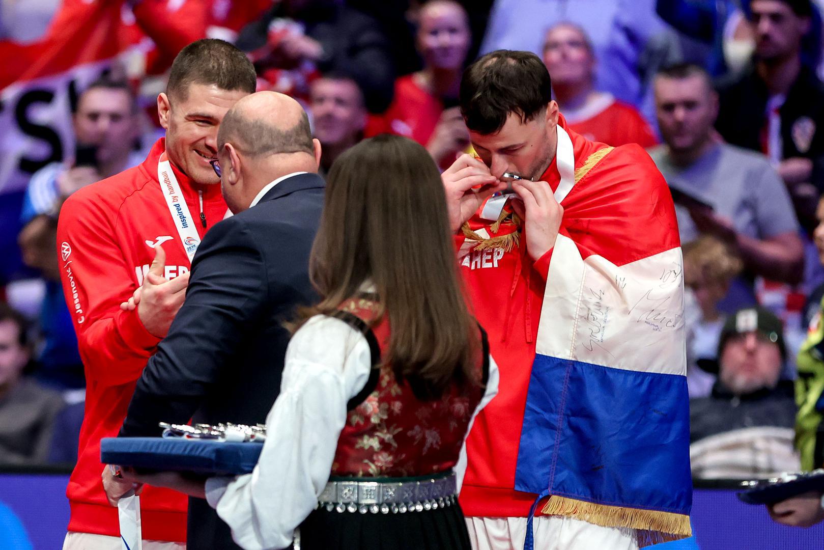 Hrvatska rukometna reprezentacija osvojila je srebrnu medalju na Svjetskom prvenstvu nakon što je u finalu u Oslu pred 15.000 gledatelja izgubila od Danske sa 26:32
