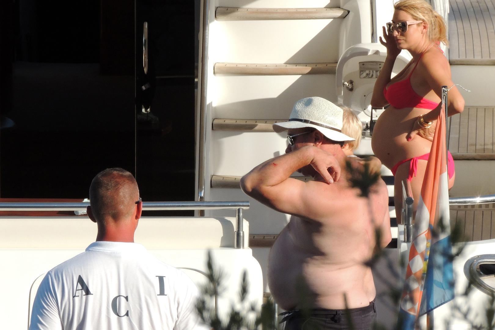 Osim toga, sada se i njegova supruga Fani oglasila za medije te istaknula kako svog supruga neće posjetiti u zatvoru te da je bila izuzetno ljuta kada je doznala da je završio u zatvoru. 