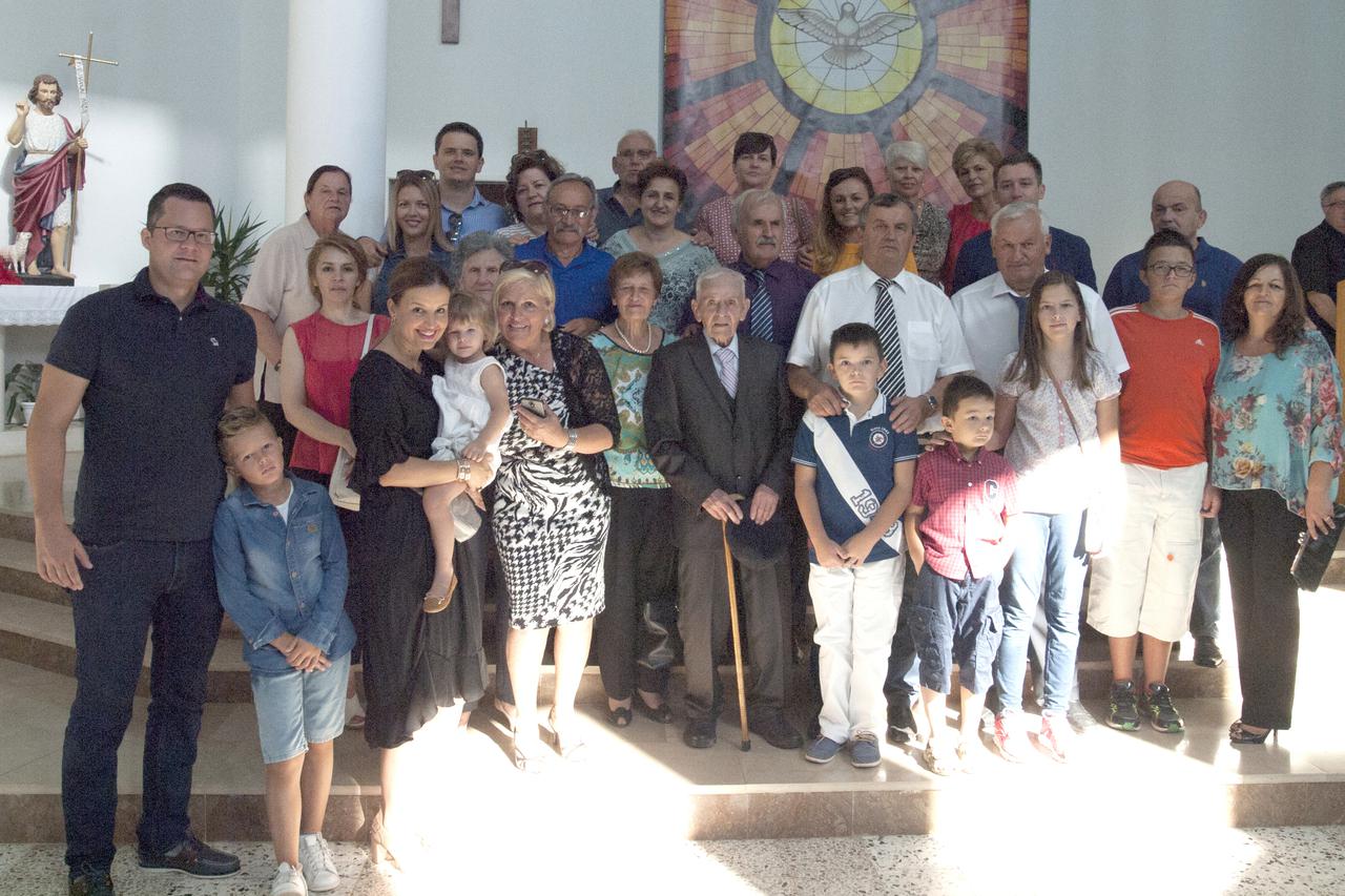 Brojna obitelj Ante Pehara,sinovi,kćeri,unučad . Krehin Gradac, 16.08.2016.Snimio:Marijan Sivrić