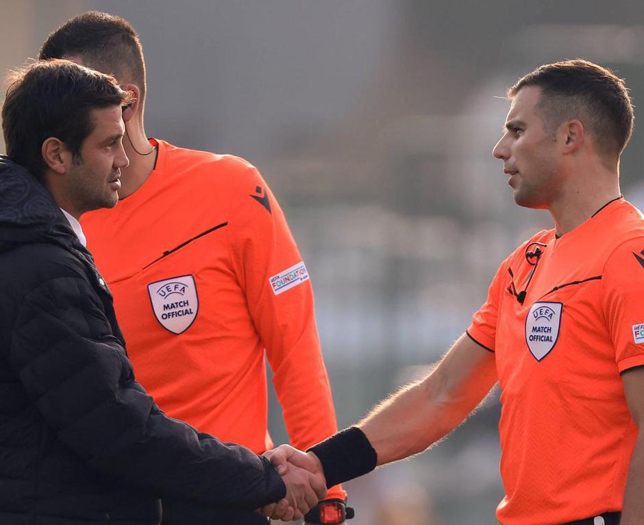 Cristian Chivu, novi trener Intera rukuje se s Bandićem nakon susreta juniora