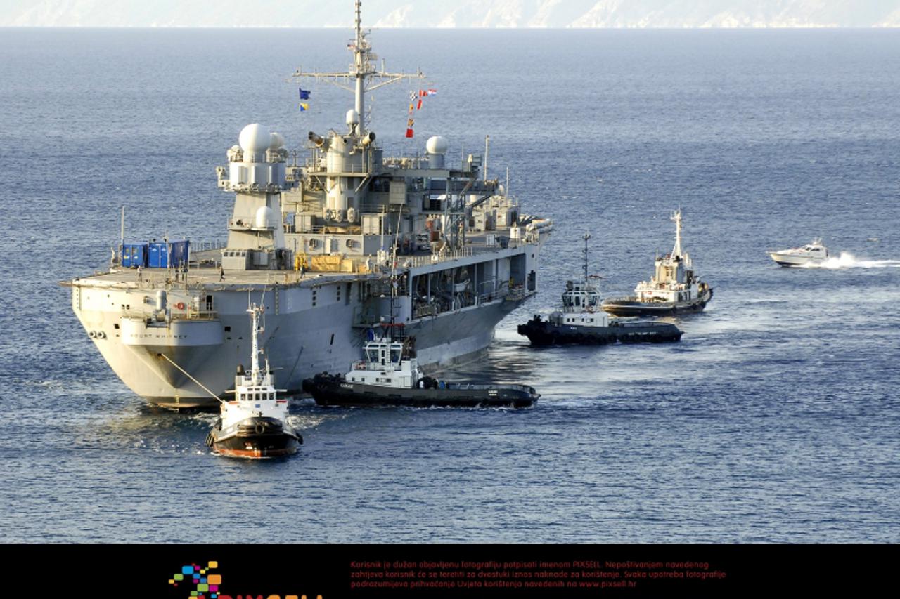 '15.09.2011. Rijeka - Ratni brod Mount Whitney tegljaci vuku u remontno brodogradiliste Viktor Lenac u Martinscici. To je zapovjedni brod 6. americke flote, a u remontu ce ostato oko dva mjeseca.Photo