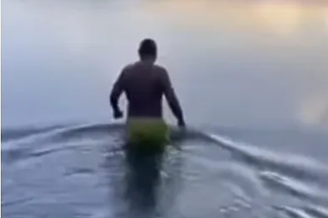 VIDEO Hrabar potez: Zaplivao kroz ledenu vodu na Kukavičkom jezeru na Kupresu