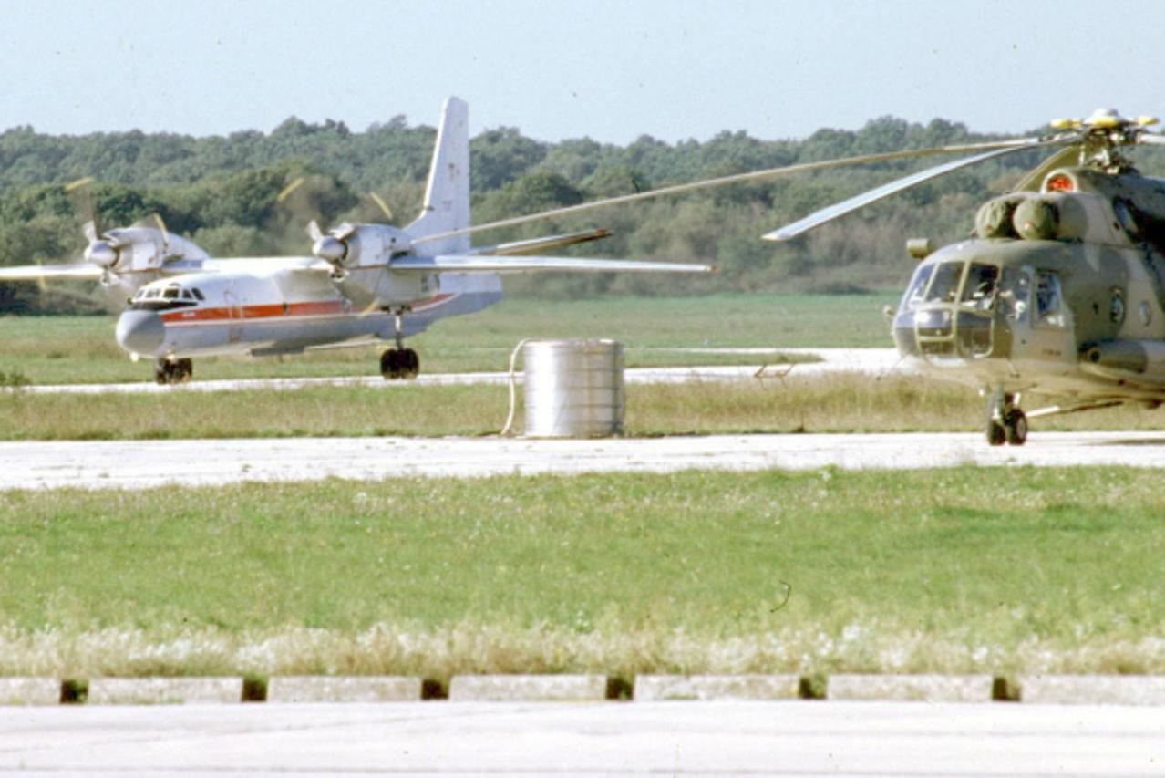 \'unutrasnja...pula...14.11.2001 vojni aerodrom u puli  transportni vojni avion AN-32 i ivojni transportni helikopter MI-8 snimio zeljko lukunic\'