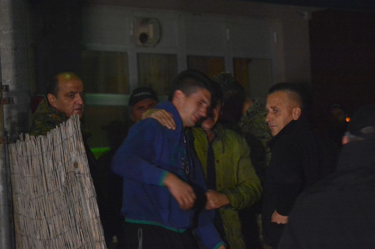 SARAJEVO, 18. novembra (FENA) - Brat i otac jednog od dvojice vojnika koji su ubijeni veÄ?eras u Rajlovcu pojavili se na mjestu dogaÄ?aja, te su mediji prisustvovali te??kom emotivnom trenutku ovih Ä?lanova porodice vojnika.  Foto FENA/Almir Razic