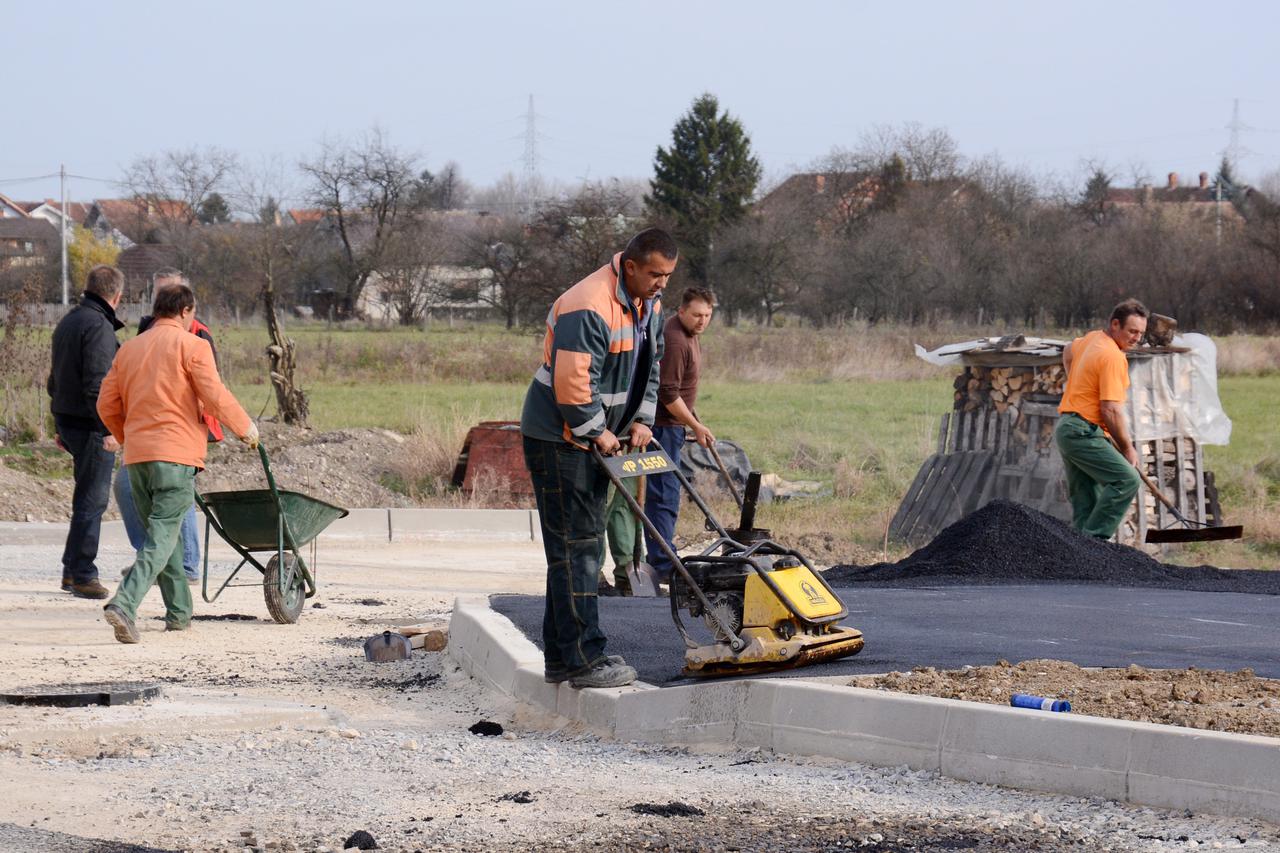 20.11.2015., Sisak - Radnici Cesta Sisak uzurbano rade u Bakranovoj ulici kako bi prije najavljenog pogorsanja vremenskih prilika napravili sto vise posla. Photo:Nikola Cutuk/PIXSELL