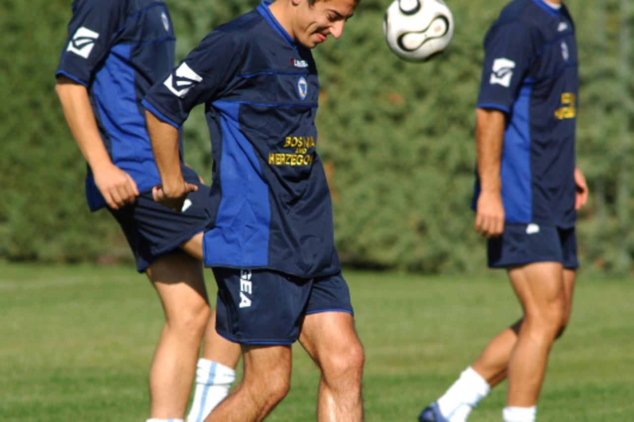 'SPORT......MEDJUGORJE....PRIPREME NOGOMETNA REPREZENTACIJA BIH....FOTO: Zoran Grizelj 09. listopad 2007.......VLADAVIC SE DOBRO ZABAVLJAO NA TRENINGU'