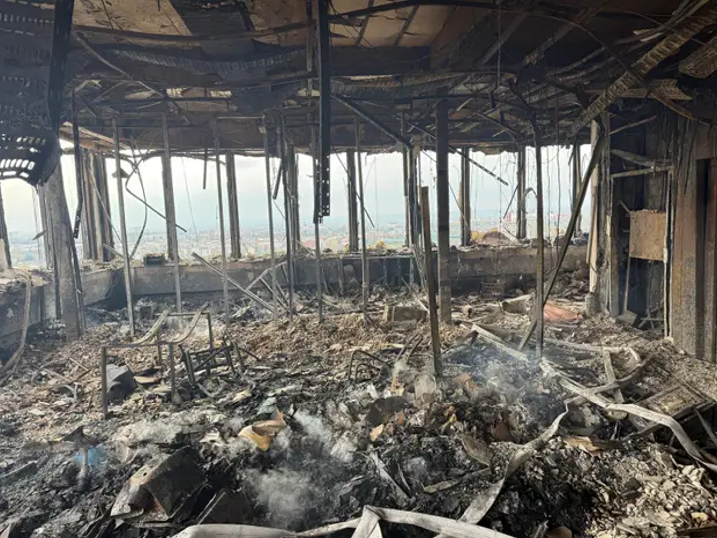 Hrvatski centar za potresno inženjerstvo ustupio nam je dosad neviđene snimke unutrašnjosti izgorjelog Vjesnikovog nebodera, koje jasno pokazuju koliko je objekt teško oštećen.