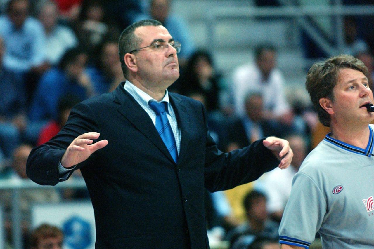 \'sport...bologna...18.05.2005. bologna, jasmin repesa trener climamio bologne pobijedio je 73-70 i plasirao se u polufinale talijanskog play offa sa 3:0 nevena spahiju trenera sedima roseto i izborni
