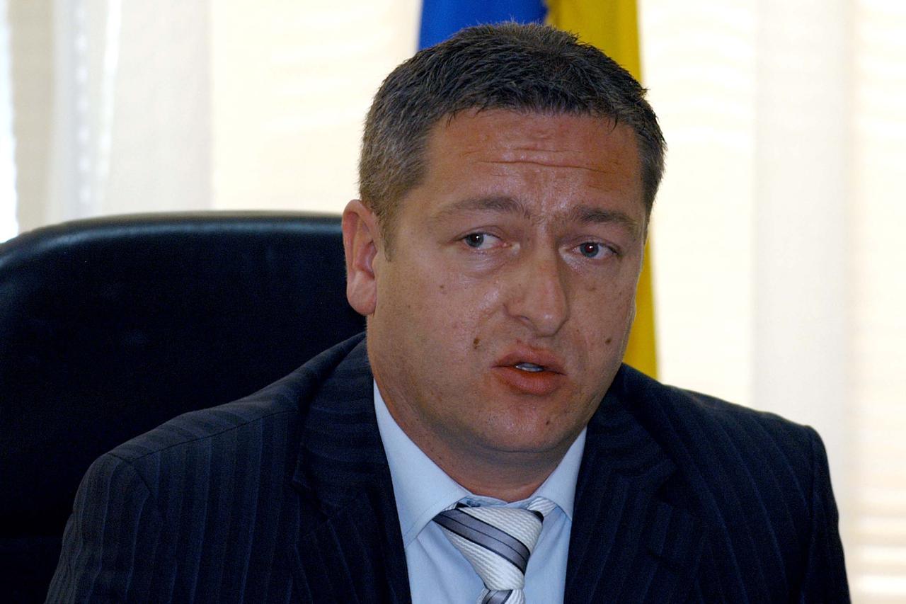 BIH , 07.07.2008. , SARAJEVO , MINISTARSTVO PRAVDE FBIH , MINISTAR PRAVDE FBIH FELIKS VIDOVIC ZA TISKOVNE KONFERENCIJE O MJERAMA NA SUZBIJANJU MALOLJETNICKE DELIKVENCIJE FOTO ZVONIMIR CORIC