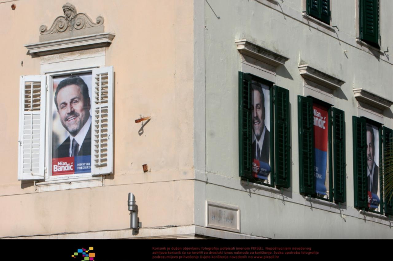 '30.11.2009., Split - Predsjednicki kandidat Milan Bandic ima dobar pogled na splitsku rivu s obliznjeg prozora Photo: Ivana Ivanovic/PIXSELL'