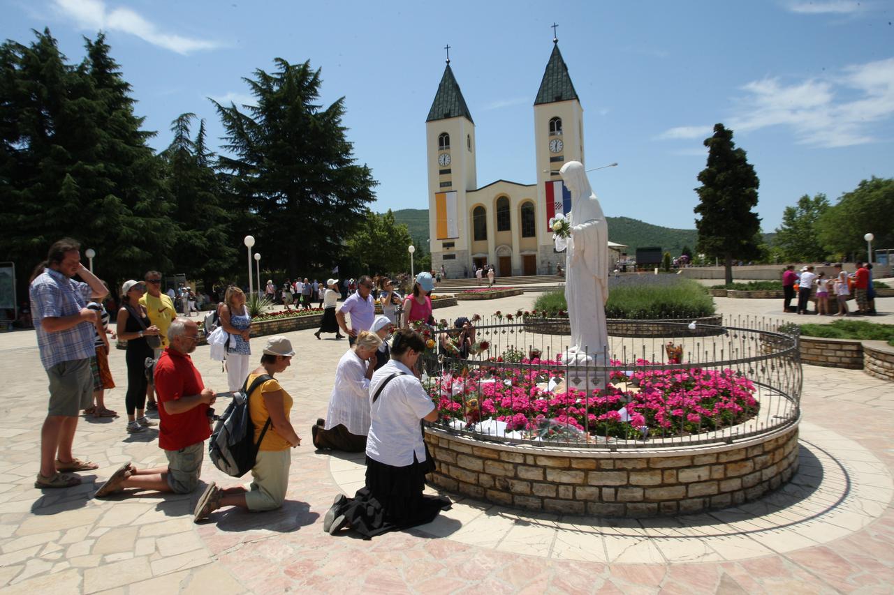 24.06.2011., Medjugorje - Od ranog jutra rijeke hodocasnika pohode Medjugorje u kojem se na danasnji dan Gospa prije 30 godina prvi put ukazala mladim Medjugorcima. Iz godine u godinu broj hodocasnika je sve veci.Vjernici ispred crkve sv Jakova. Photo: Iv