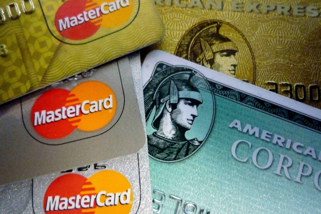 'American Express and MasterCard credit cards are shown in Washington June 25, 2008. MasterCard Inc, the world\'s second-largest credit-card network, said on Wednesday it will pay American Express Co 