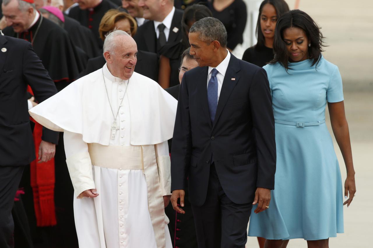 U.S. President Barack Obama and Pope Francis chat as President Obama and first lady Michelle Obama (R) welcome the Pontiff upon his arrival at Joint Base Andrews outside Washington September 22, 2015. REUTERS/Kevin Lamarque