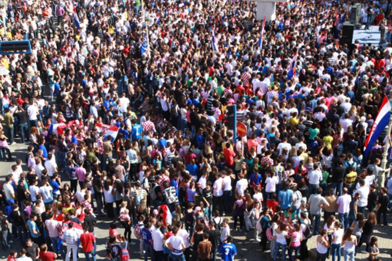 'bih...09.10.2009...siroki brijeg...veliki navijacki prosvjedi u sirokom brijegu...vise tisuca ljudi iz svih krajeva hercegovine i regije okupilo se u centru sirokog brijega Photo: Tomislav Milicevic/