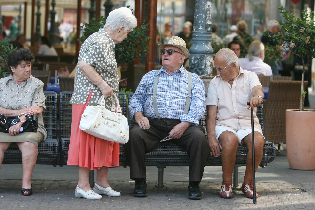 02.08.2010, Zagreb - Penzioneri se na klupici u Gajevoj odmaraju i druze. Ilustracija za penzionere. Photo: Goran Jakus/PIXSELL