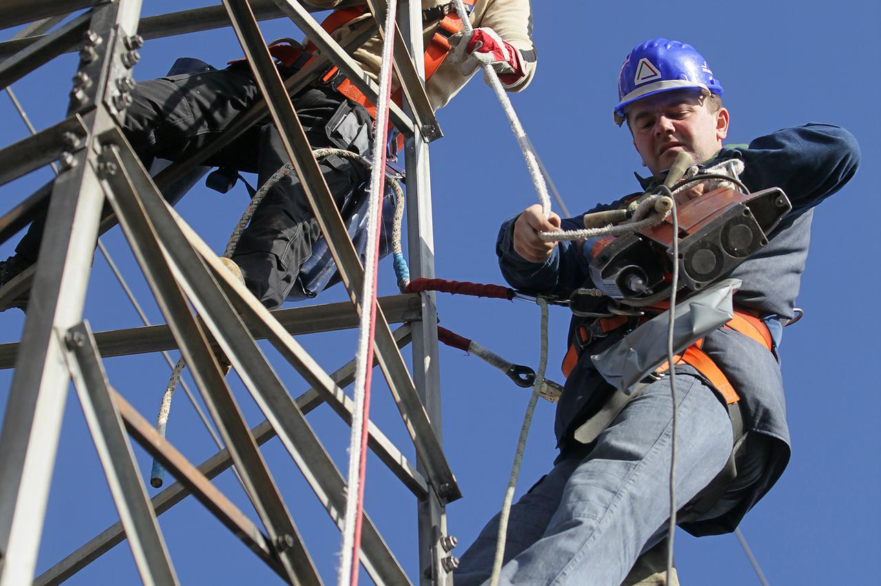 28.11.2012., Koprivnica - Radnici tvrtke Dalekovod postavljaju opticke kablove za internet i telefonske linije u okolici Koprivnice na dalekovode HEP-a.  Photo: Marijan Susenj/PIXSELL
