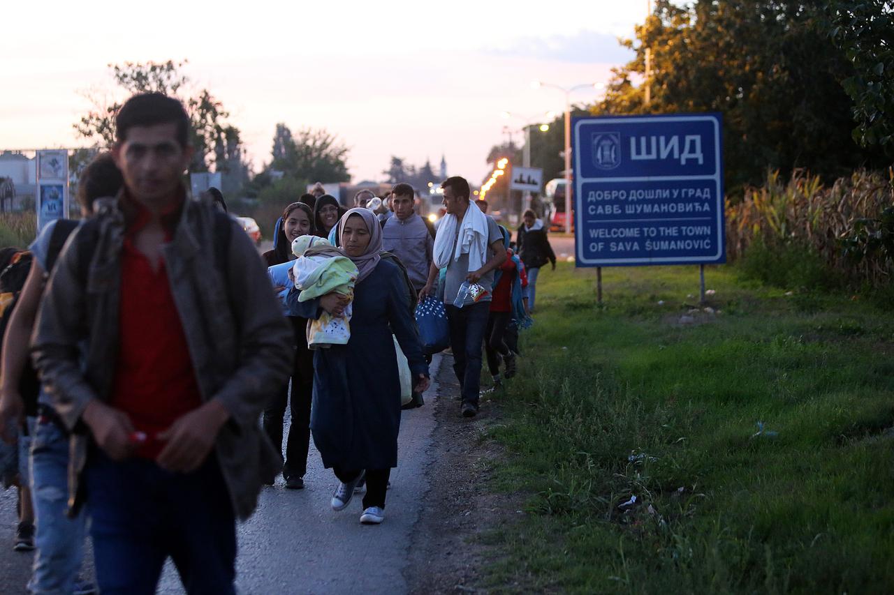 16.09.2015., Sid, Srbija - Dolazak izbjeglica autobusima iz Preseva na autobusni kolodvor Sid odakle su krenuli pjeske na GP Tovarnik. Photo: Marko Mrkonjic/PIXSELL