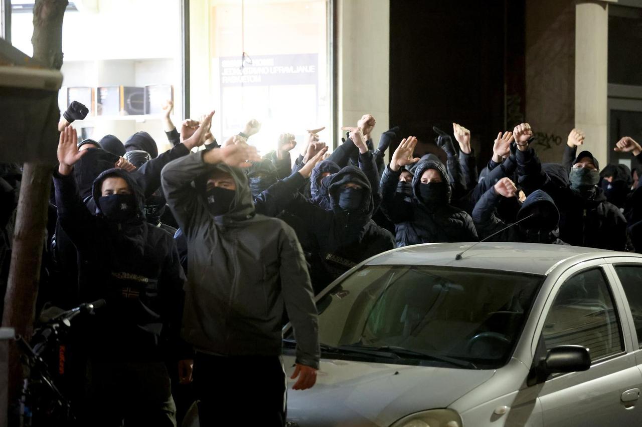 Muškarci u crnom ispred Srpskog kulturnog centra u Zagrebu