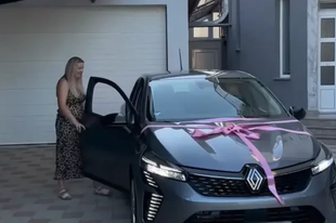 Dar za 20 godina poslovne vjernosti: Šef radnici poklonio automobil
