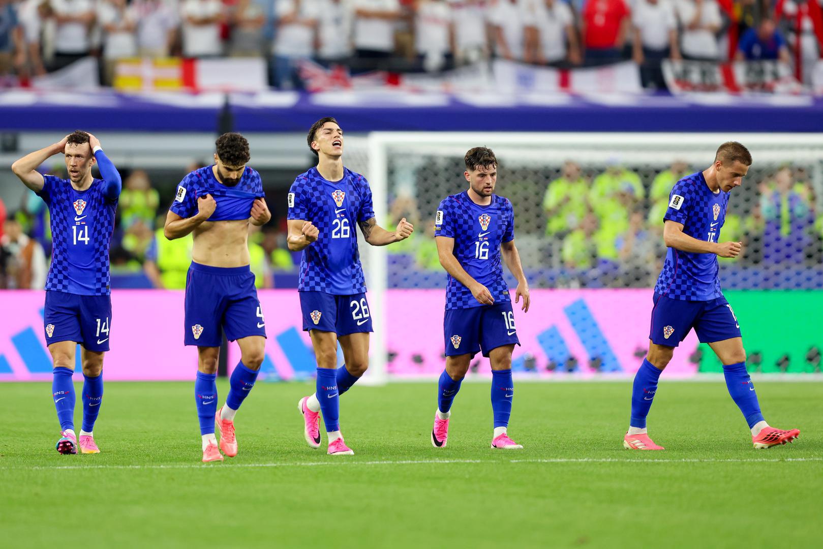 Engleska je povela rano nakon kaznenog udarca, a potom i realiziranog ponovljenog penala, no Hrvatska se brzo vratila u utakmicu. “Vatreni” su u 36. minuti odigrali lijepu akciju za izjednačenje. Petar Sučić je sjajnim potezom prevario englesku obranu i proigrao Martina Baturinu, koji preciznim udarcem s ruba kaznenog prostora pogađa za 1:1.
