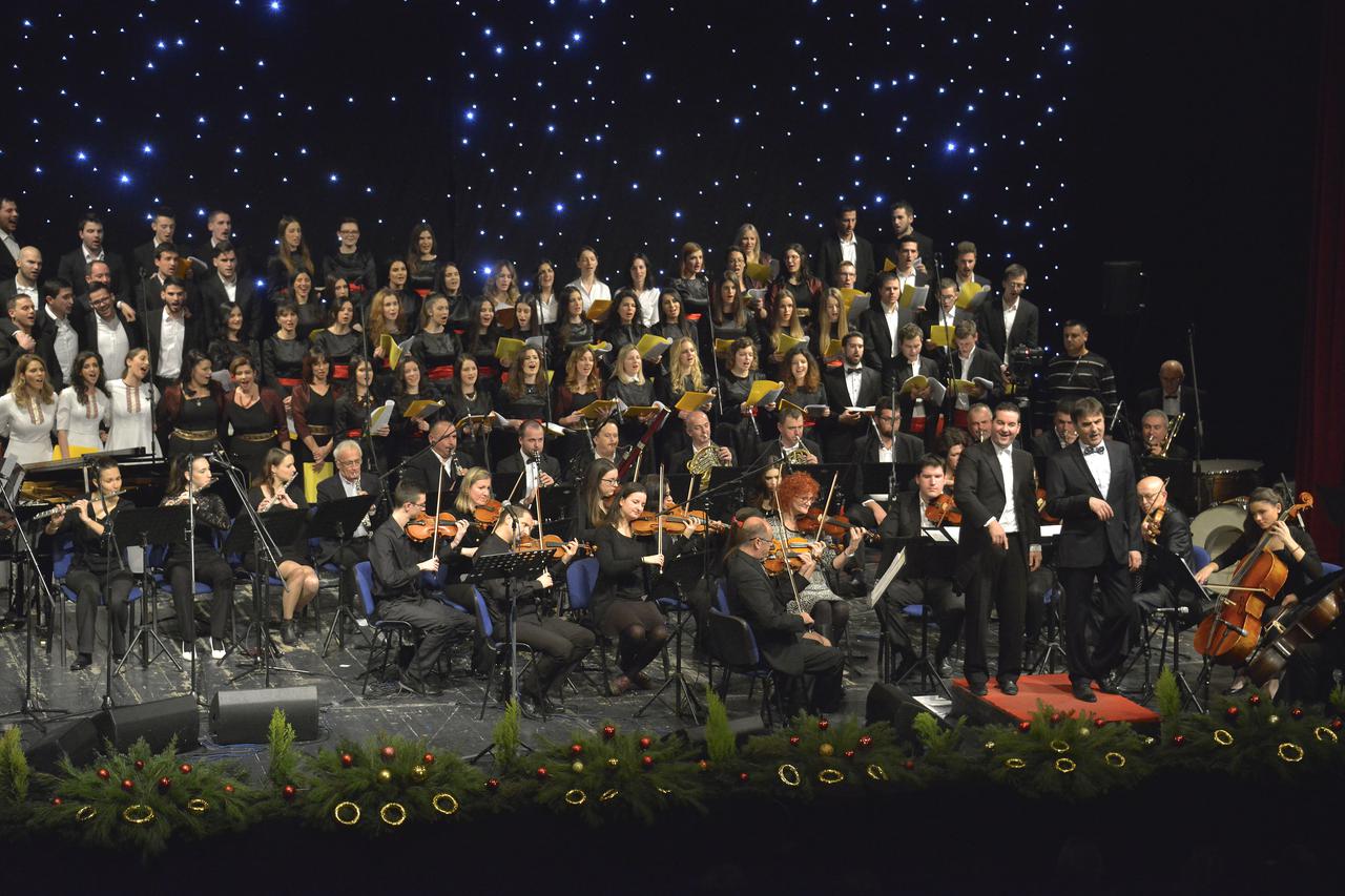 BiH,22.12.2015.Mostar,Dvorana Kosace, Tradicionalni Božićni koncert Simfonijskog orkestra Mostar i Akademskog zbora Pro Musica pod nazivom Sretan ti Božić narode moj održan je večeras u Hrvatskom domu Herceg Stjepan Kosača.   Photo:Stojan Lasic
