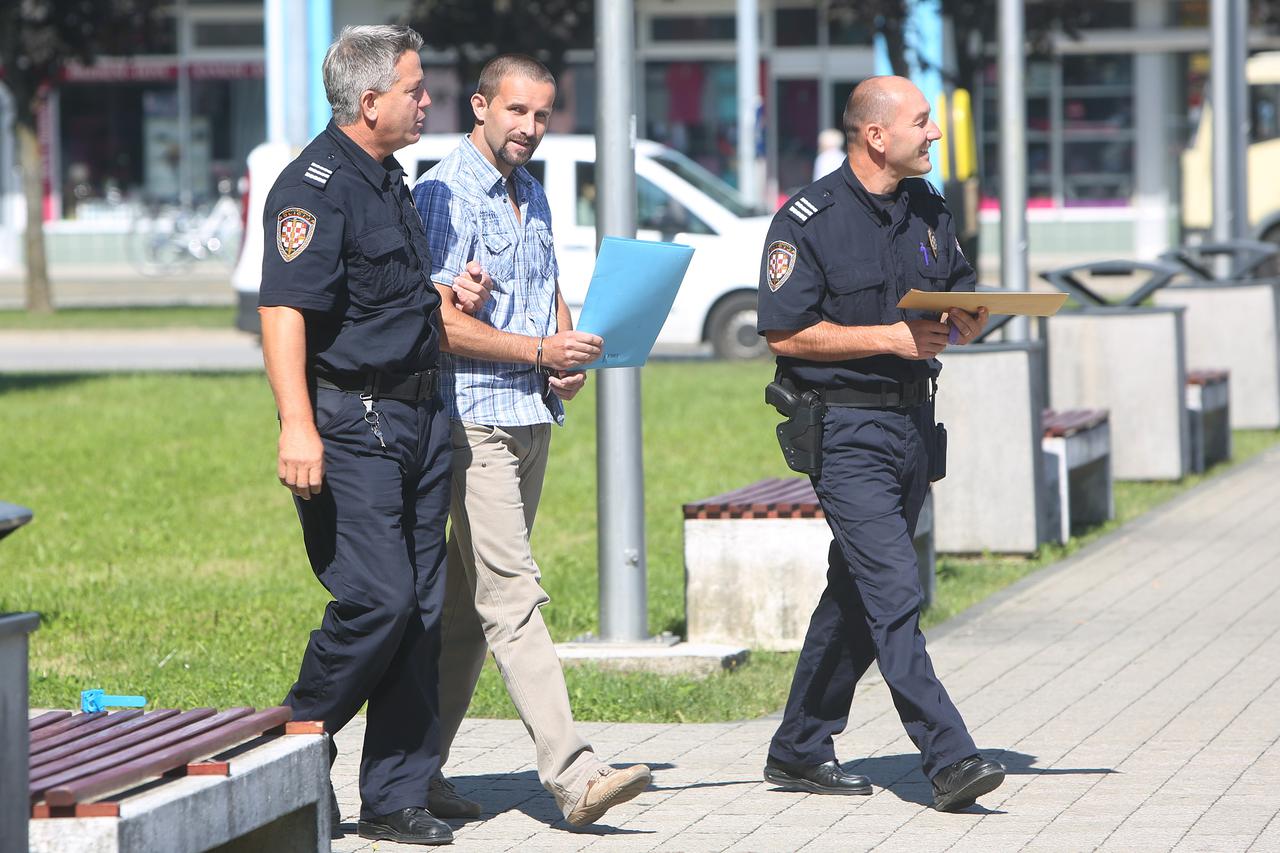 08.09.2015., Karlovac - Na Opcinskom sudu pocelo je sudenje policajcu Tomislavu Skukanu optuzenom za kradje po kucama dok su ukucani bili na sprovodima.  Photo: Kristina Stedul Fabac/PIXSELL