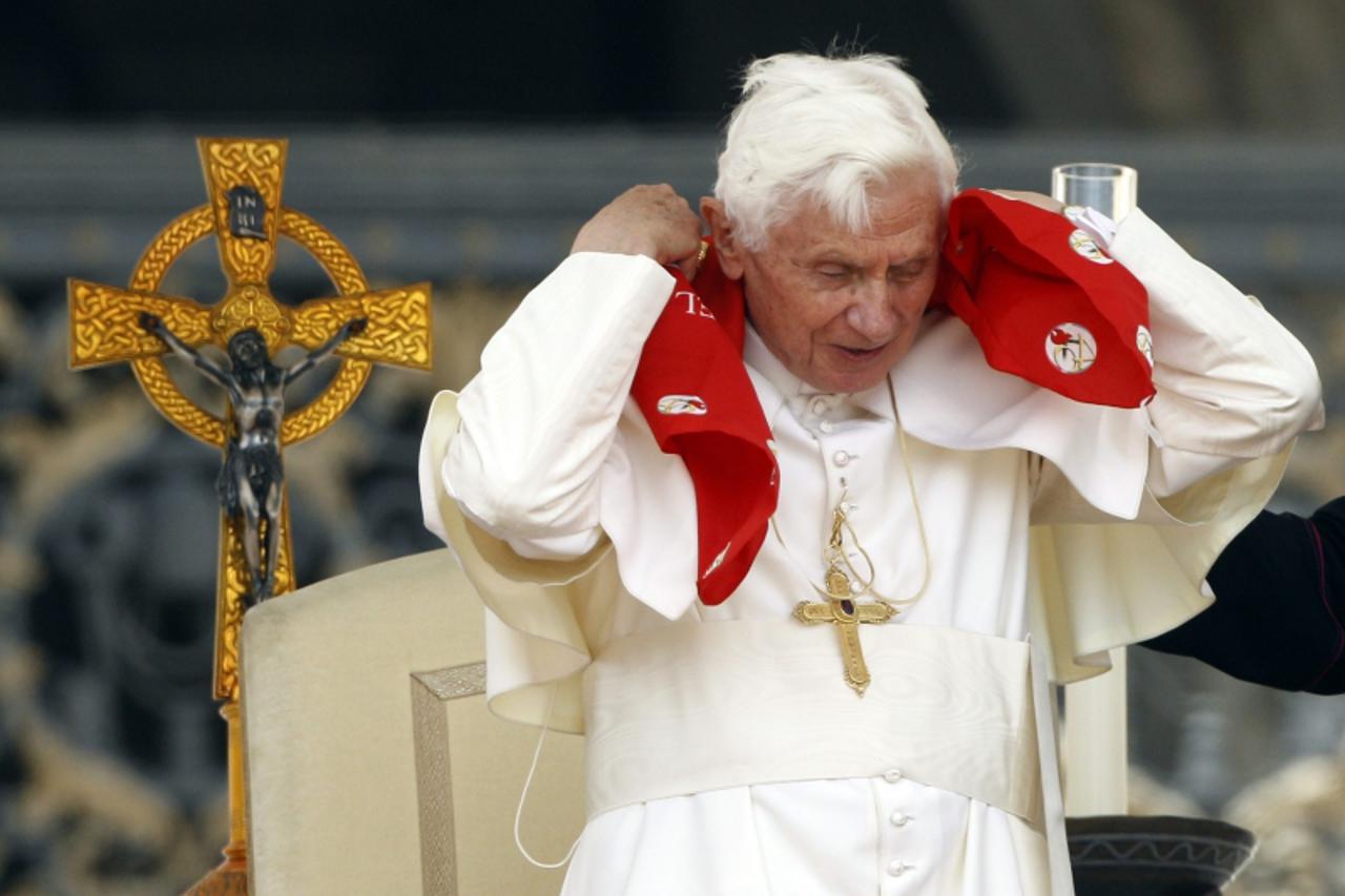 \'Pope Benedict XVI wears a scarf as he leads a special audience in St. Peter Square at the Vatican May 26, 2012. REUTERS/Alessandro Bianchi (VATICAN - Tags: RELIGION)\'