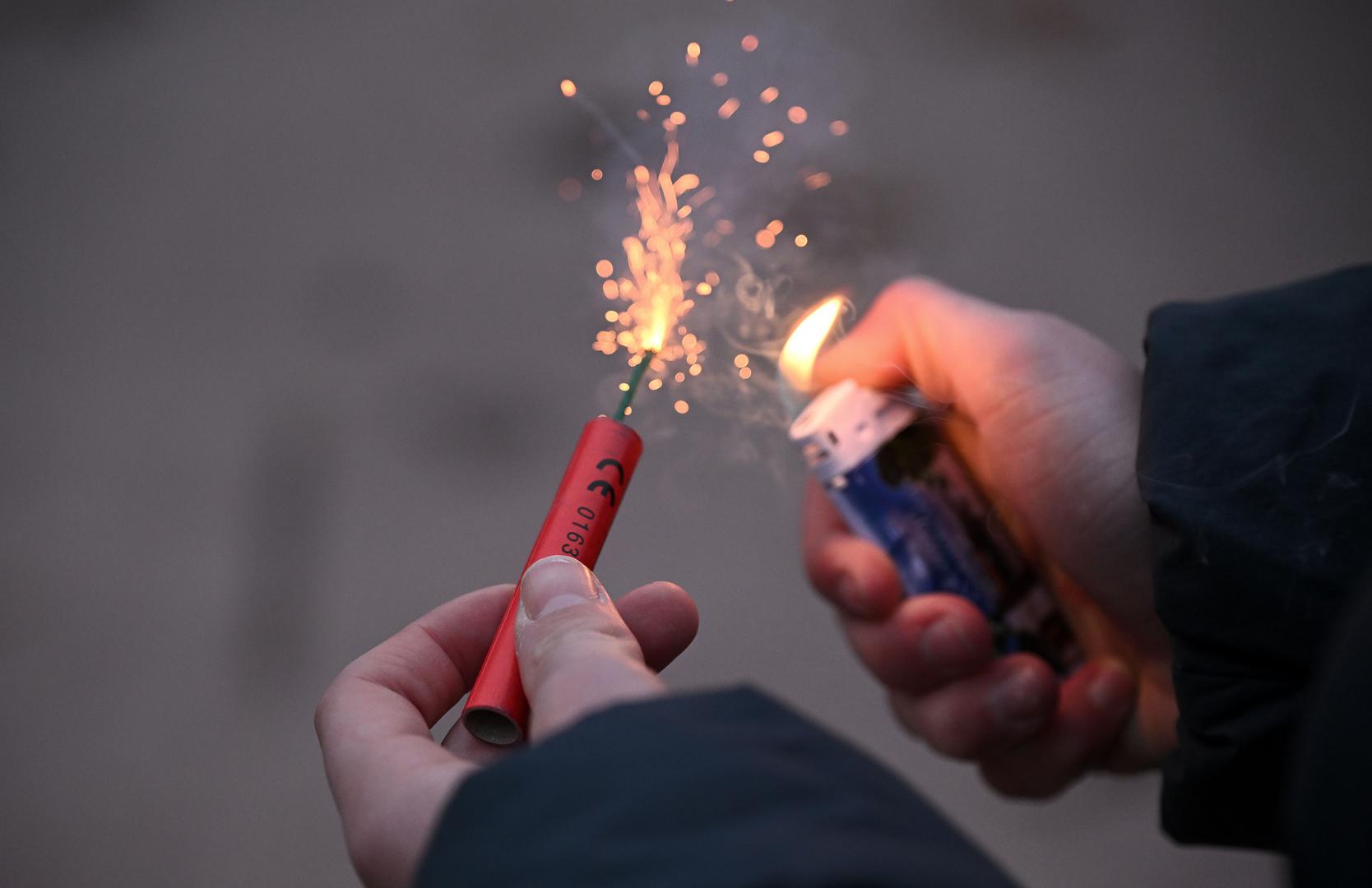 Petarde, rakete, topovski udari, sve je to uobičajeno tijekom blagdana. Zbog neopreznog korištenja, upravo su djeca najčešće žrtve strašnih opeklina ili čak amputacija.