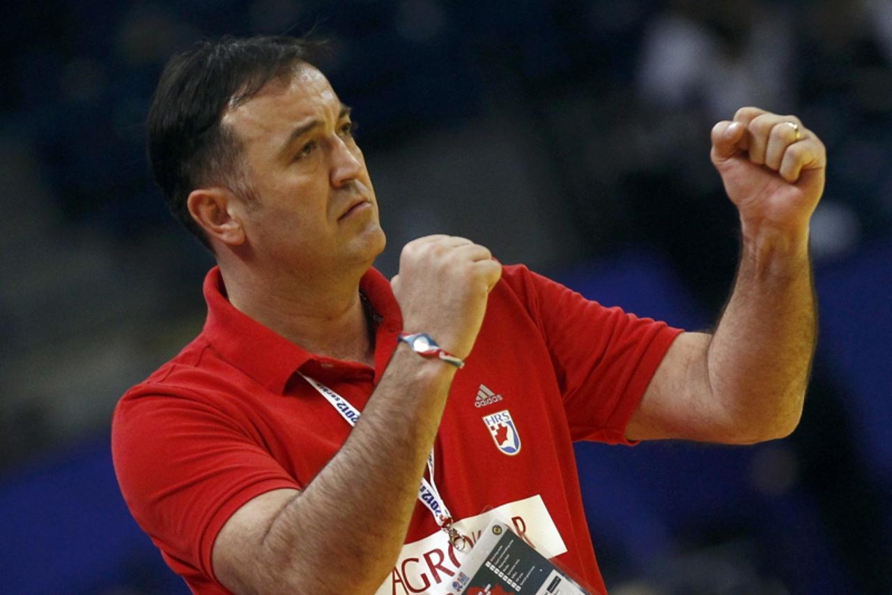 'Croatia\'s head coach Slavko Goluza reacts during their men\'s European Handball Championship match for the third place against Spain in Belgrade January 29, 2012. REUTERS/Ivan Milutinovic (SERBIA  -
