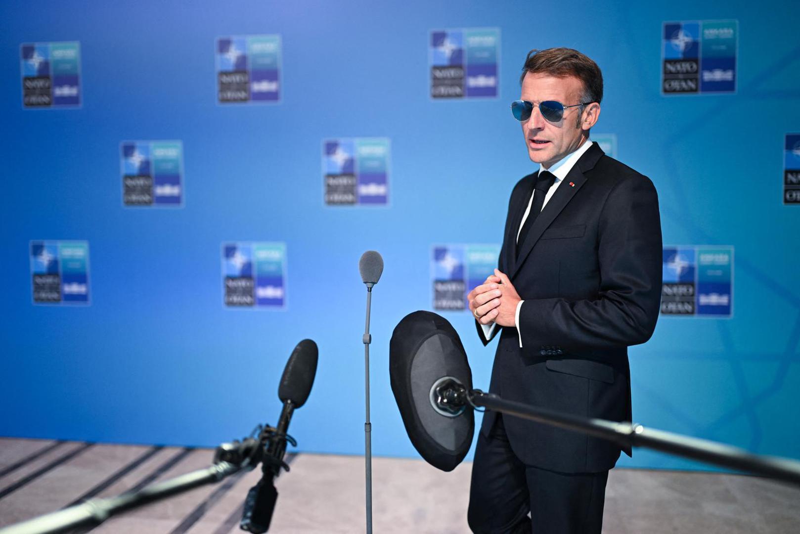 Nakon Macronova pojavljivanja u švicarskom Davosu porasla je i potražnja za tim naočalama, izvijestio je Reuters. Dionice kompanije Eye Vision Tech skočile su gotovo 28 posto, a tvrtka je objavila da je Macron nosio model Pacific S01 brenda Henry Julian, koji se prodaje za 659 eura.
