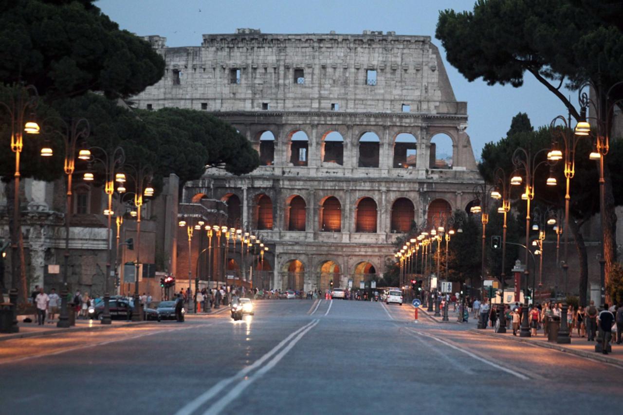 'An empty Fori Imperiali street in front of ancient Colosseum is seen in Rome during the Euro 2012 final soccer match between Italy and Spain July 1, 2012.  REUTERS/Stefano Rellandini ( ITALY - Tags: 