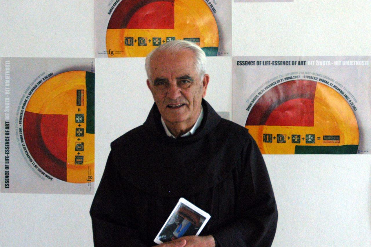 za pokbih........050907...........franjevacka galerija u sirokom brijegu.......izlozba bit zivota - bit umjetnosti.........fra jozo pejic, ravnatelj akademije likovnih umjetnosti ispred plakata za izlozbu.........snimio: velimir begic