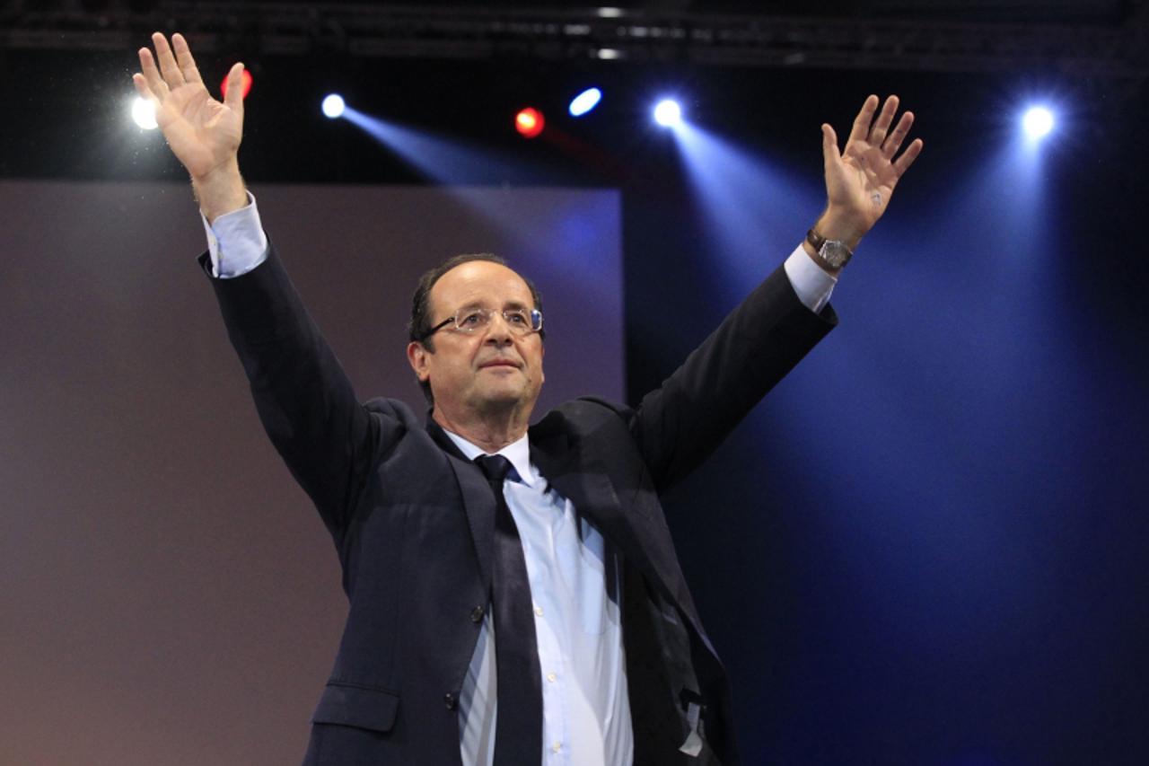 \'Francois Hollande, Socialist Party candidate for the 2012 French presidential election, waves as he arrives at his campaign rally in Lille, April 17, 2012. REUTERS/Pascal Rossignol   (FRANCE - Tags: