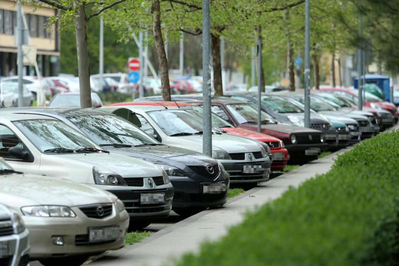 Automobili na parkingu 