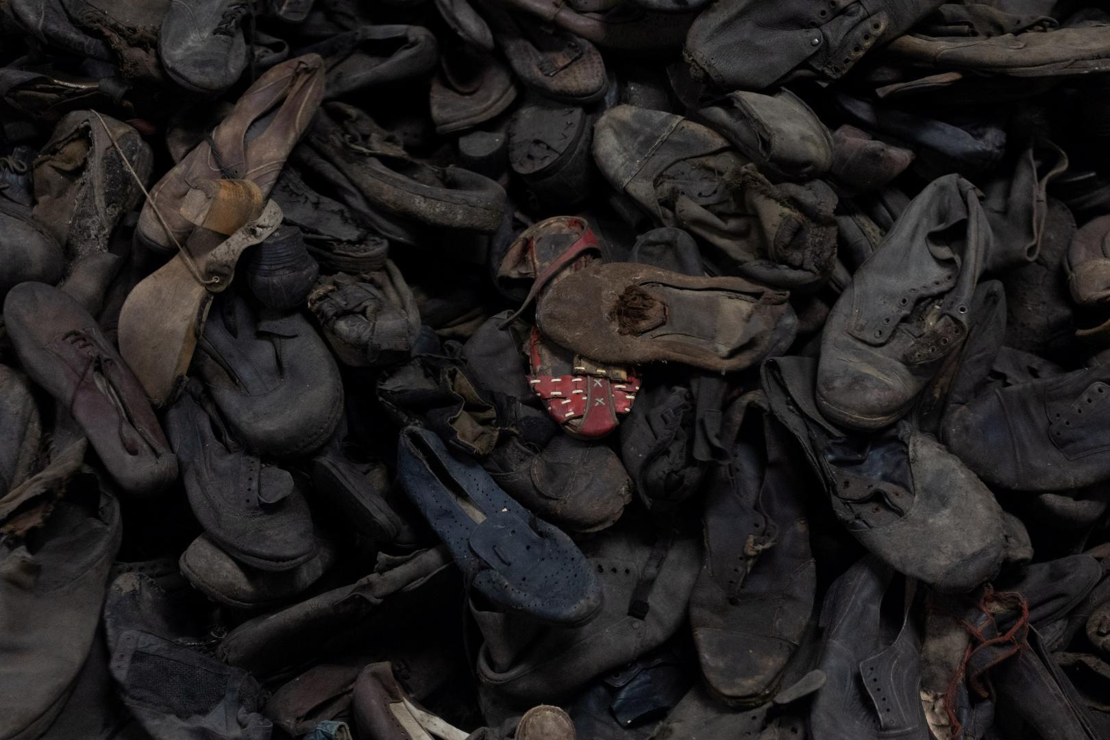 Dok su logoraši hodali prema smrti, SS je pokušao uništiti logor i spaliti plinske komore u Birkenauu. Crvena armija je stigla 27. siječnja 1945. godine, ali je već bilo prekasno za mnoge. No, u trenutku oslobođenja, oko 7.000 preživjelih bilo je zatečeno u logoru.
