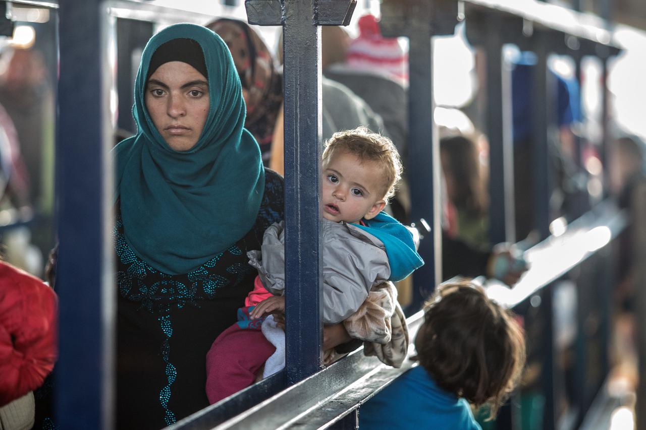 05.11.2015., Slavonski Brod - Od jutarnjih sati u Prihvatno-tranzitni centar Slavonski Brod vlakovima iz Sida stiglo je 2200 izbjeglica. Po izlasku iz vlaka prolaze registraciju, a potom odlaze u satore u kojima ce se odmoriti prije nastavka putovanja za 
