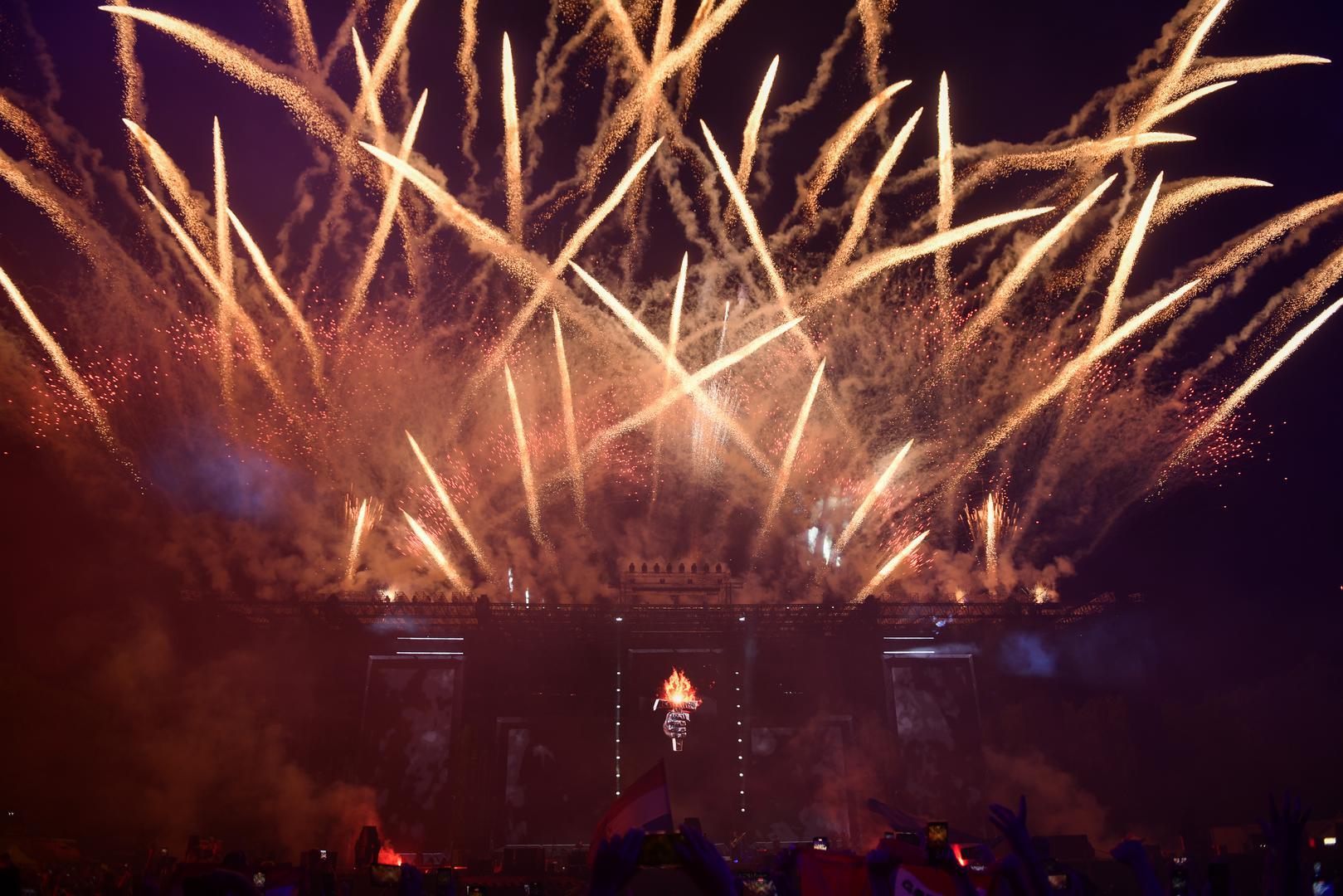 U 22:15 počeo je koncert Marka Perkovića Thompsona u Sinju.
