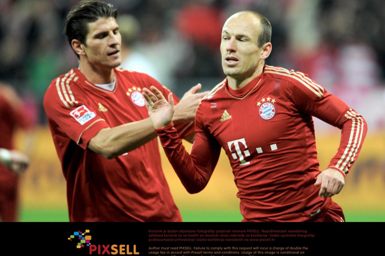\'Bayern Munich\'s player Arjen Robben (R) cheers with his teammate Mario Gomez after scoring the 2-1 goal during the Bundesliga soccer match between FC Bayern Munich and Werder Bremen at the Allianz 