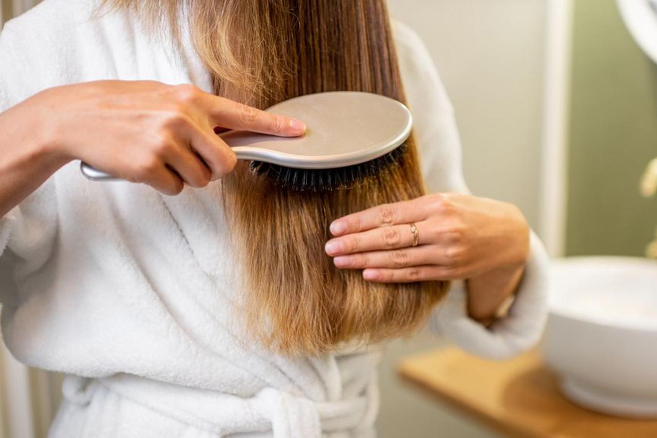 Žena češlja kosu