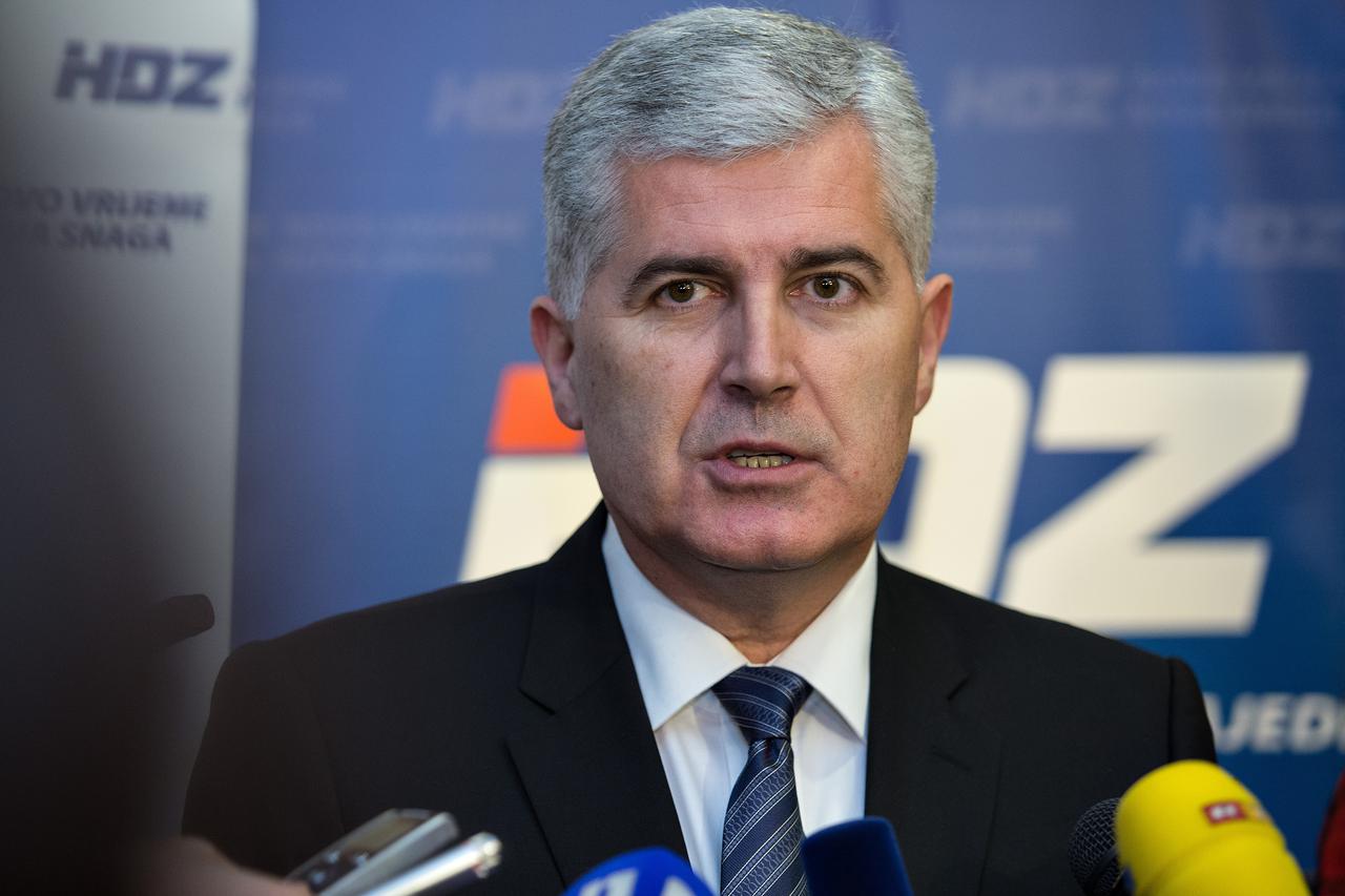 24.02.2015., Zagreb -  Predsjednik HDZ-a Tomislav Karamarko i clan predsjednistva Bosne i Hercegovine te predsjednik HDZ-a BiH Dragan Covic odgovarali su na pitanja novinara uoci zajednicke sjednice Predsjednistva HDZ-a i HDZ-a BiH. Photo: Davor Puklavec/