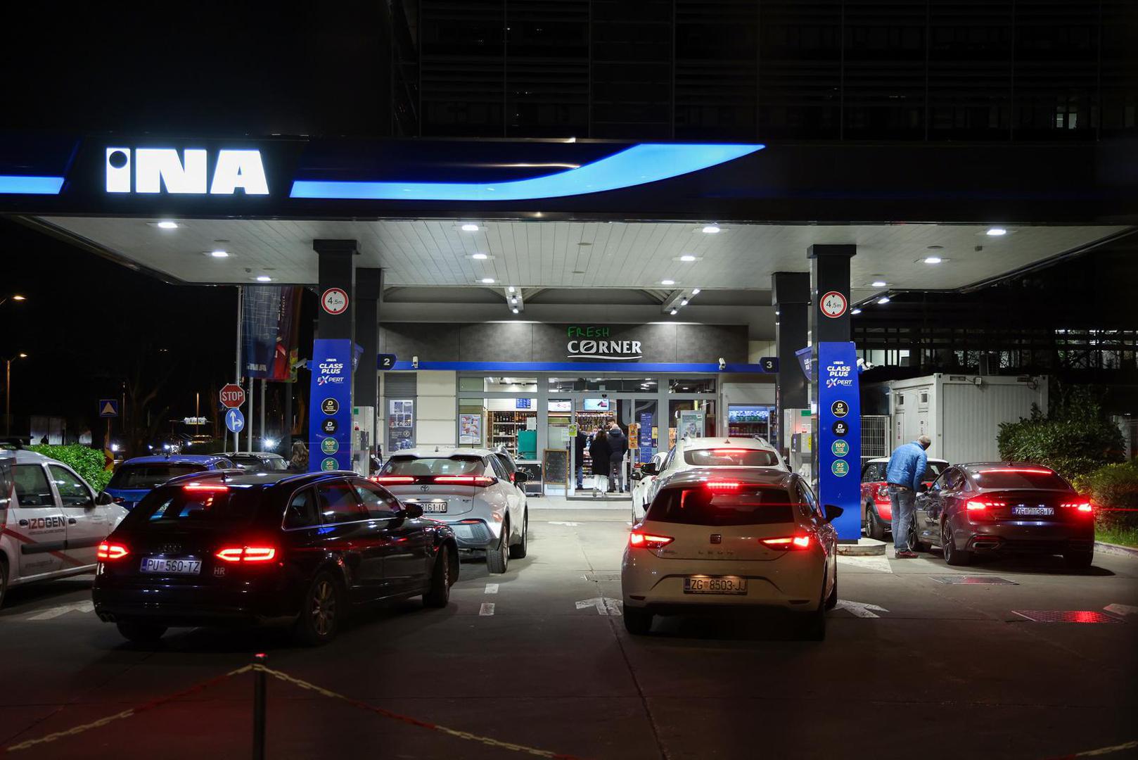 Također je napomenuo da se ove regulirane cijene ne primjenjuju na benzinske postaje uz autoceste, gdje se cijene i dalje formiraju slobodno.
