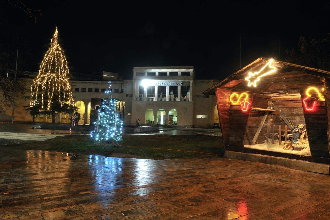 BiH,12.12.11. Mostar,   Kicenje Rondoa u mostaru Jaslice  Photo:Stojan Lasic