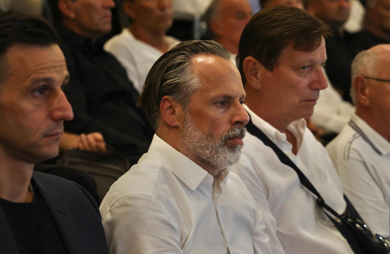 Bivši predsjednik bijelih Lukša Jakobušić također je bio nazočan.

