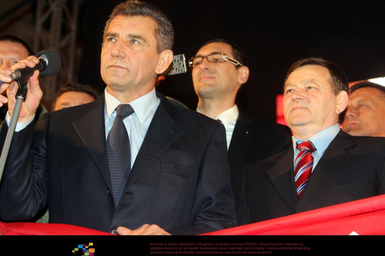 '16.11.2012., Zagreb - Obracanje generala Gotovine i Markaca okupljenim gradjanima na Trgu bana Jelacica koji su u velikom broju stigli kako bi proslavili oslobadjajucu hasku presudu. Ante Gotovina, A