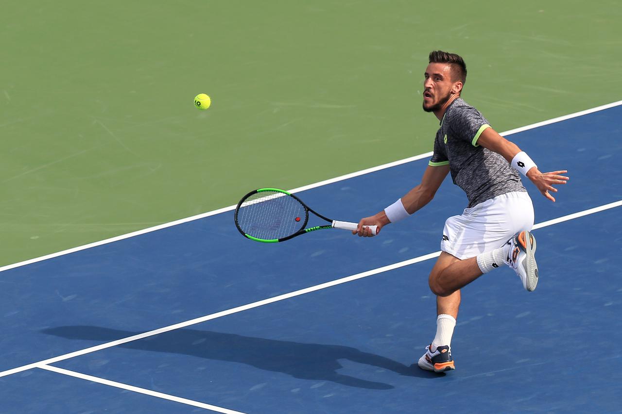 epa05824662 Damir Dzumhur of Bosnia and Herzegovina in action against Robin Haase of the Netherlands during their quarterfinal match at the Dubai Duty Free Tennis ATP Championships in Dubai, United Arab Emirates, 02 March 2017.  EPA/STRINGER