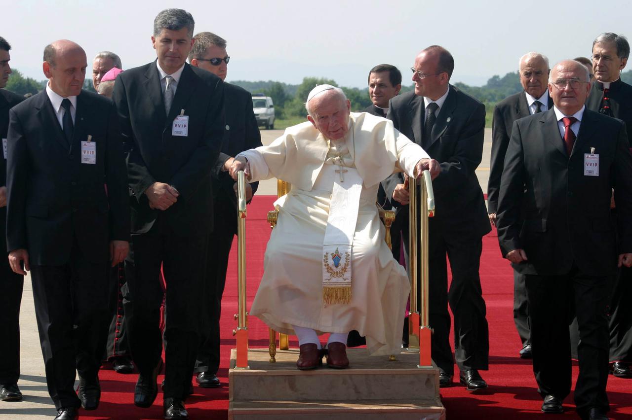 PAPA STIGAO U BIH  22.juni.2003 - Papa Ivan Pavao II. stigao je danas u drugi pastoralni pohod Bosni i Hercegovini. Sveti Otac doputovao je zrakoplovom Airbus 321, koji je u banjolučku zračnu luku Mahovljani sletio u 9 i 40 sati sati. U zračnoj luci Sveto