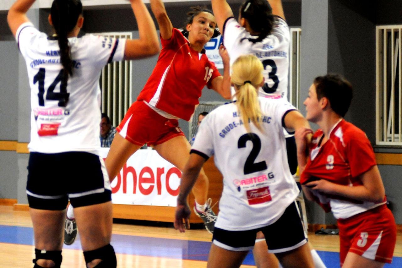 Grude, 3.10.2015. Grude Autoherc - Rogatica 43:15 Jovana Sokolovic (15) pokusava sutom probiti blok Anite Azinovic (14), Nikoline Cuture (3) i Amande Maric (2) koja usput drzi i Snjezanu Kacarevic  Snimio: Miljenko Karacic