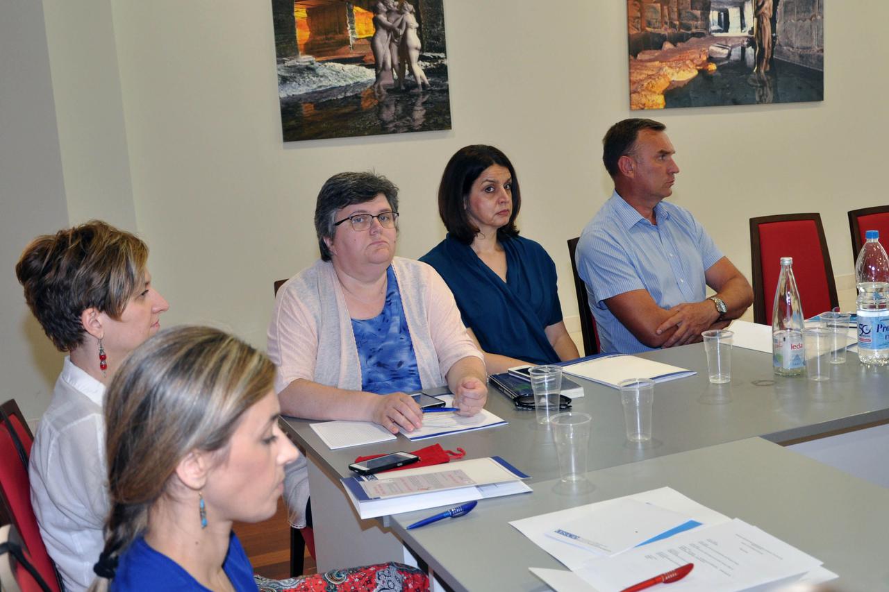 MOSTAR, 22. juna (FENA) â?? U organizaciji Misije OSCE-a u Bosni i Hercegovini, u Mostaru je danas odr??an sastanak Inicijative â??Foruma protiv diskriminacijeâ??, koji okuplja predstavnike udru??enja povratnika, ??ena, socijalnih radnika, besplatne pravn